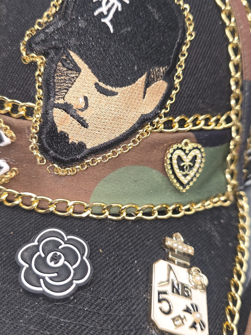 CHRIS BROWN CAMOFLAUGE HAT AND TIE NECKLACE. - Picture 6 of 10